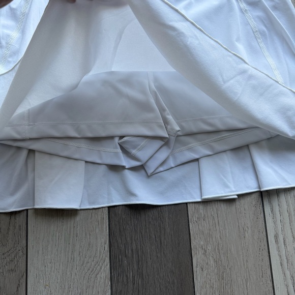 Aritzia TNA White Mini Skirt - Picture 4 of 8